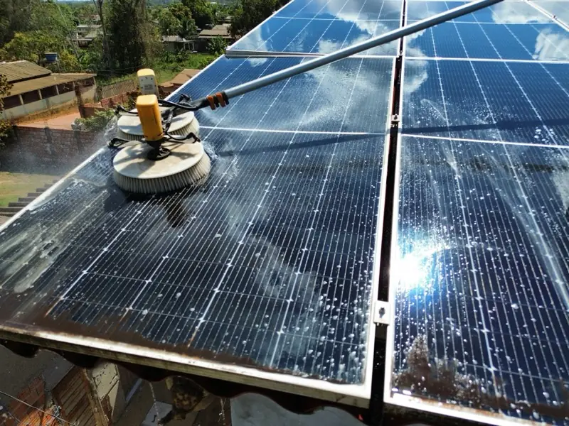 Cepillo rotativo limpiando la superficie de módulos solares
